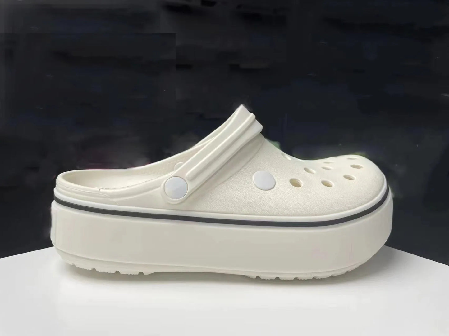 2025 novos sapatos femininos perfurados para o verão, respiráveis, leves, sola grossa, aumento de altura, antiderrapantes, sandálias de praia