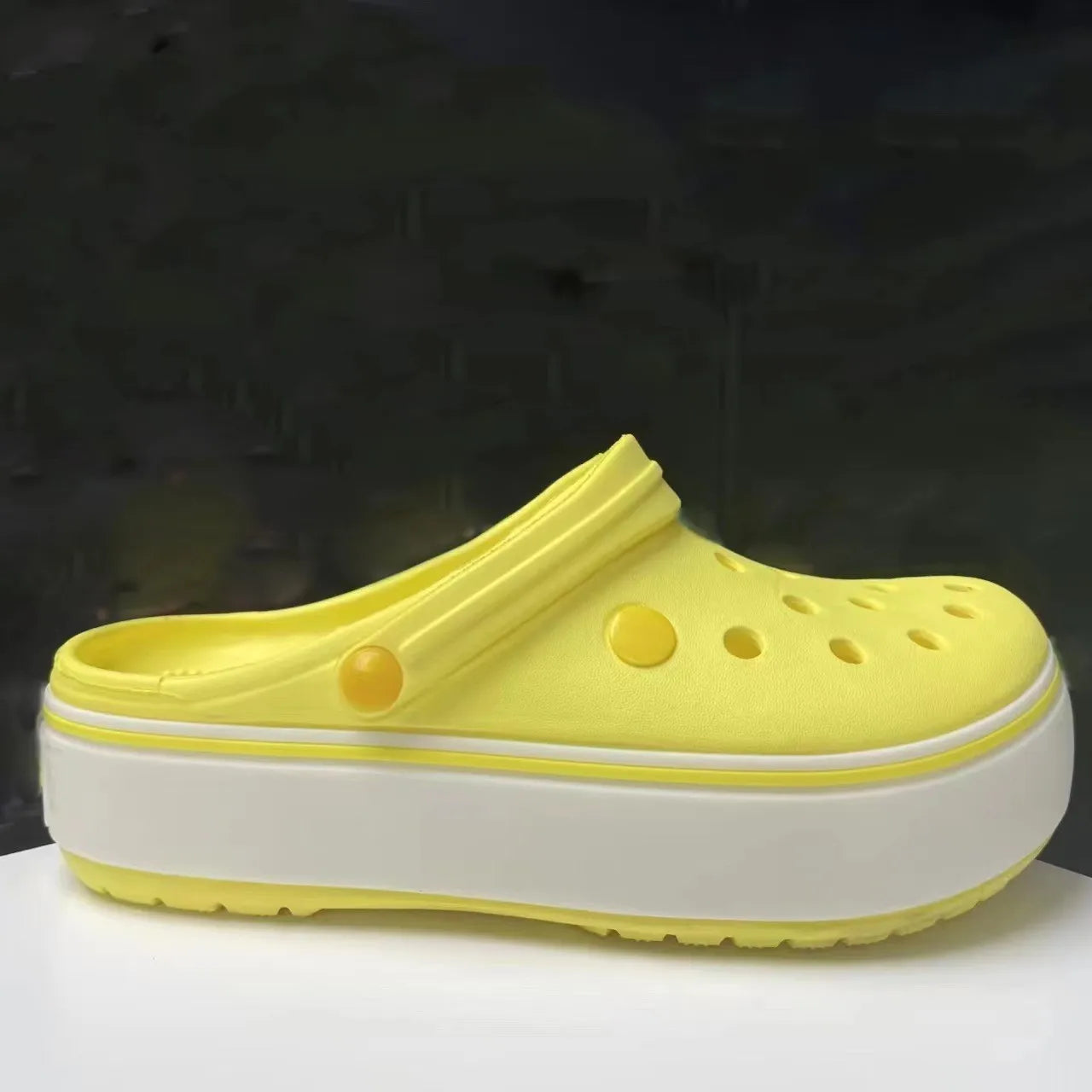 2025 novos sapatos femininos perfurados para o verão, respiráveis, leves, sola grossa, aumento de altura, antiderrapantes, sandálias de praia