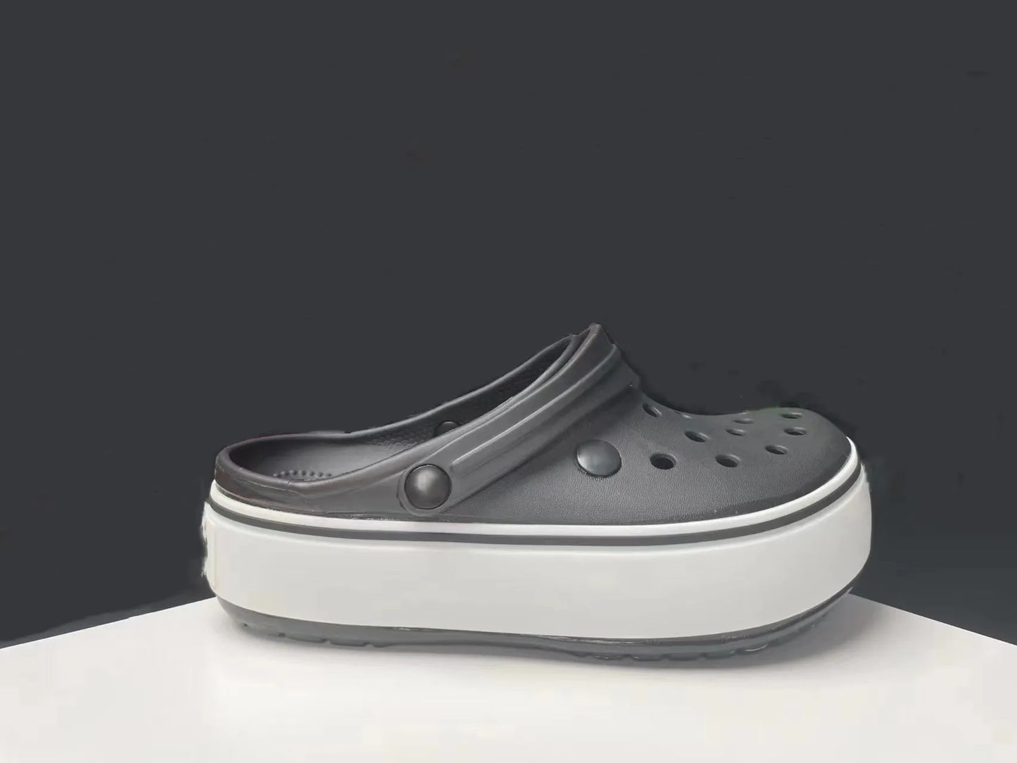 2025 novos sapatos femininos perfurados para o verão, respiráveis, leves, sola grossa, aumento de altura, antiderrapantes, sandálias de praia