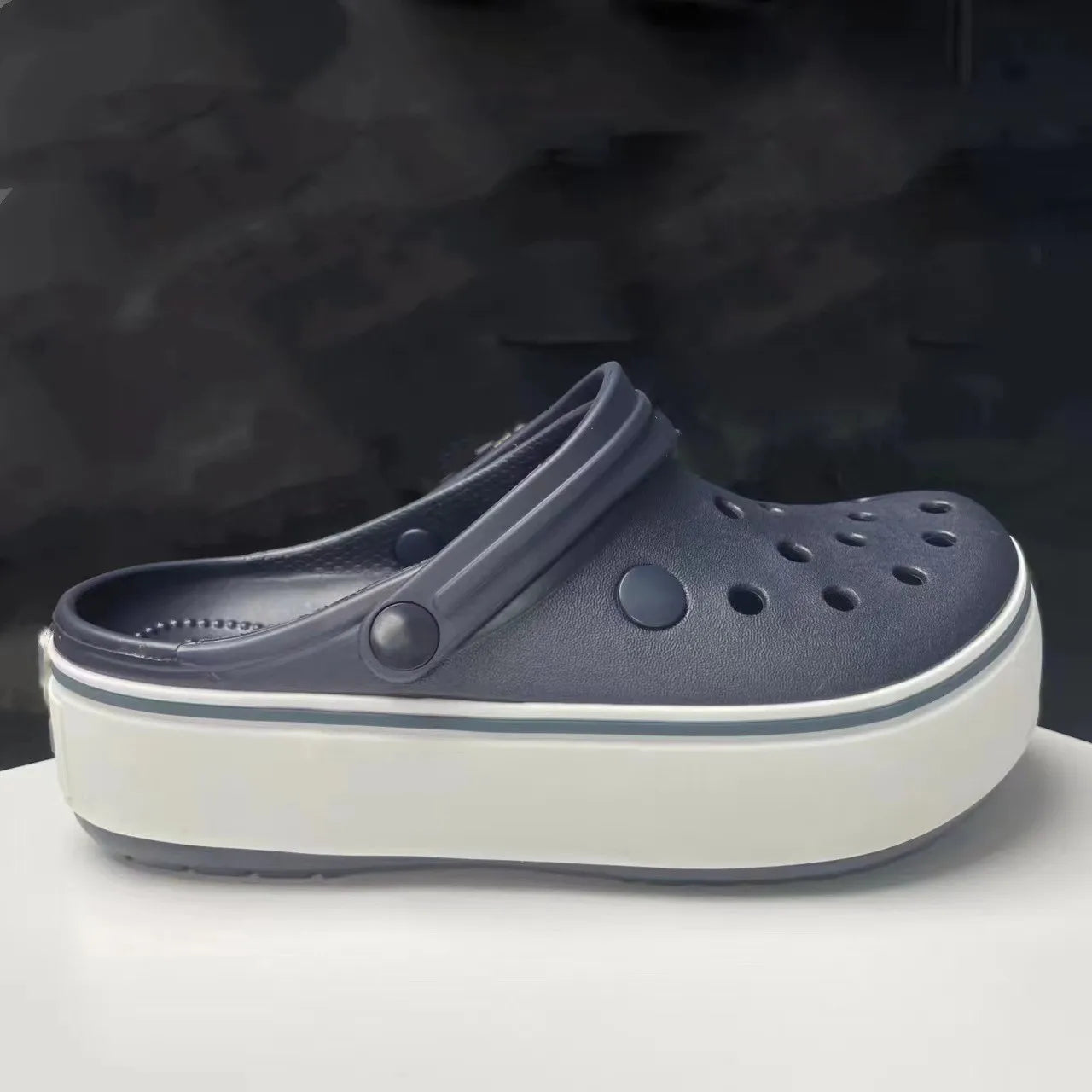 2025 novos sapatos femininos perfurados para o verão, respiráveis, leves, sola grossa, aumento de altura, antiderrapantes, sandálias de praia